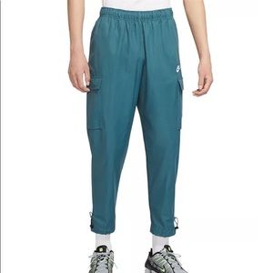 Nike woven cargo pants sz xl.  Good condition.